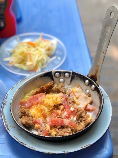 Quán bánh mỳ chảo cổ nhất hà nội dùng loại chảo liên xô từ thời ông bà anh mỗi ngày bán 1000 chiếc bánh mì - 2
