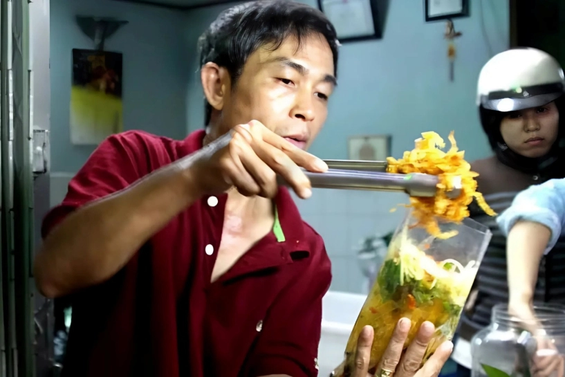 Quán bánh tráng trộn có vị lạ nhất sài gòn không gian bé xíu mà hút khách nhờ loại nước sốt thần thánh độc quyền - 1