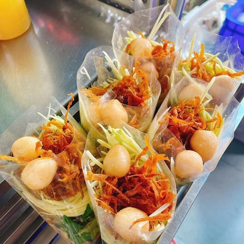 Quán bánh tráng trộn có vị lạ nhất sài gòn không gian bé xíu mà hút khách nhờ loại nước sốt thần thánh độc quyền - 2
