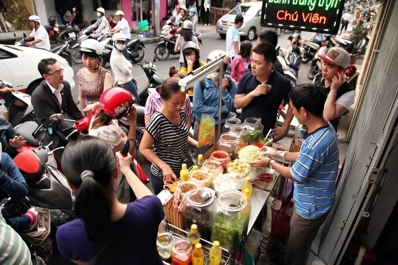 Quán bánh tráng trộn có vị lạ nhất sài gòn không gian bé xíu mà hút khách nhờ loại nước sốt thần thánh độc quyền - 4