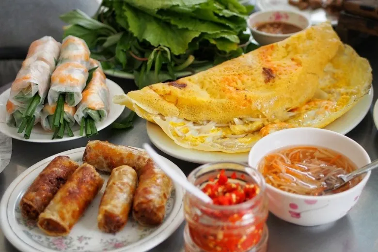 Quán bánh xèo đắt nhất sài gòn khách xếp hàng chờ mua giá 180000 đồngchiếc hơn 80 năm chỉ dùng bếp củi - 1