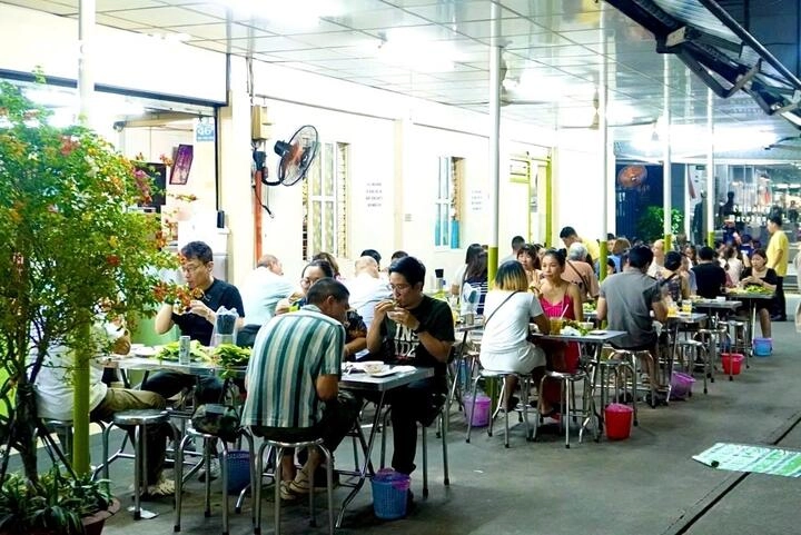 Quán bánh xèo đắt nhất sài gòn khách xếp hàng chờ mua giá 180000 đồngchiếc hơn 80 năm chỉ dùng bếp củi - 2