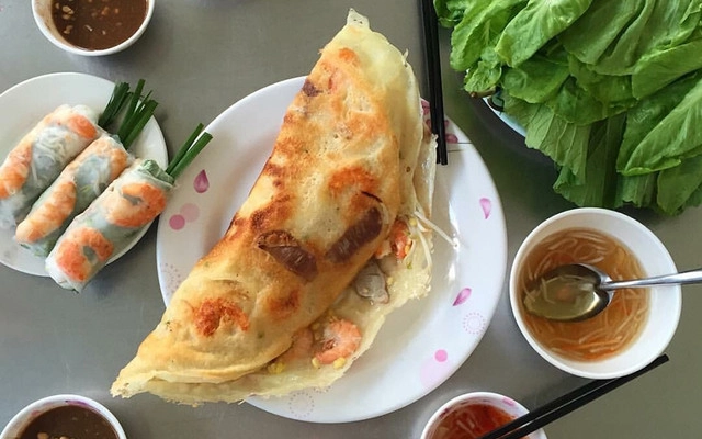 Quán bánh xèo đắt nhất sài gòn khách xếp hàng chờ mua giá 180000 đồngchiếc hơn 80 năm chỉ dùng bếp củi - 3