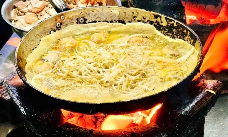 Quán bánh xèo đắt nhất sài gòn khách xếp hàng chờ mua giá 180000 đồngchiếc hơn 80 năm chỉ dùng bếp củi - 4