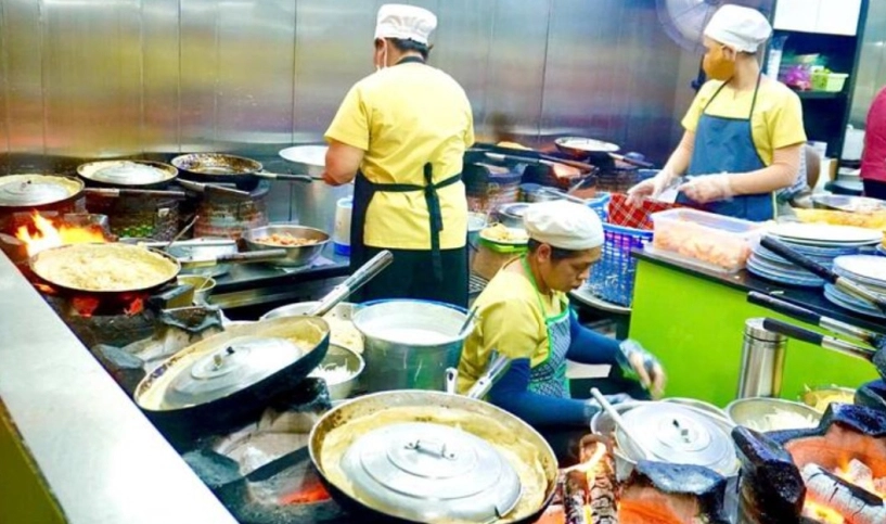 Quán bánh xèo đắt nhất sài gòn khách xếp hàng chờ mua giá 180000 đồngchiếc hơn 80 năm chỉ dùng bếp củi - 5