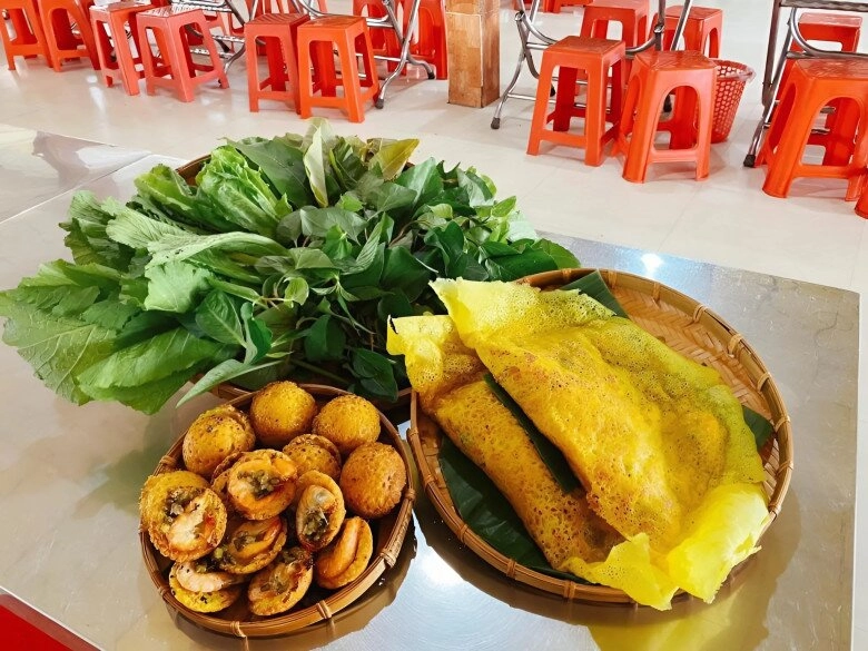 Quán bánh xèo lớn nhất miền tây đông nghịt khách bán nghìn cái mỗi ngày có phần nhân độc nhất khiến á hậu mê mẩn - 4