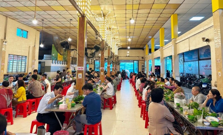 Quán bánh xèo lớn nhất miền tây đông nghịt khách bán nghìn cái mỗi ngày có phần nhân độc nhất khiến á hậu mê mẩn - 5