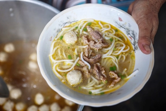 Quán bún bò rẻ nhất và nhanh nhất sài gòn chỉ 10000 đồngtô bán chưa đầy 1 giờ đồng hồ đã hết sạch - 2