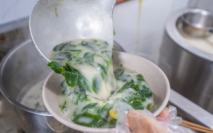 Quán bún cá sữa duy nhất ở hà nội hương vị độc lạ bán hơn 1000 bát ngày nhân viên phục vụ không ngơi tay - 1