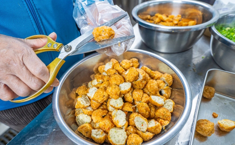 Quán bún cá sữa duy nhất ở hà nội hương vị độc lạ bán hơn 1000 bát ngày nhân viên phục vụ không ngơi tay - 4