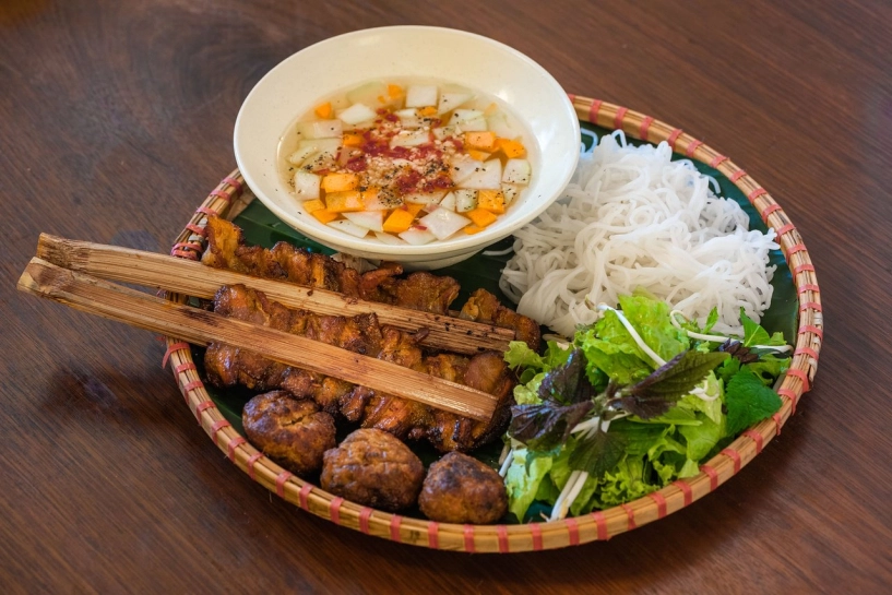 Quán bún chả gia truyền ở hà nội ngày bán 300 suất hút khách bởi cách làm kỳ công cho vị siêu cuốn - 1