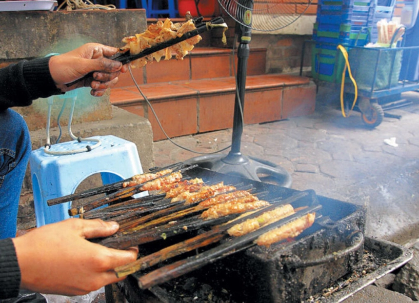 Quán bún chả gia truyền ở hà nội ngày bán 300 suất hút khách bởi cách làm kỳ công cho vị siêu cuốn - 2