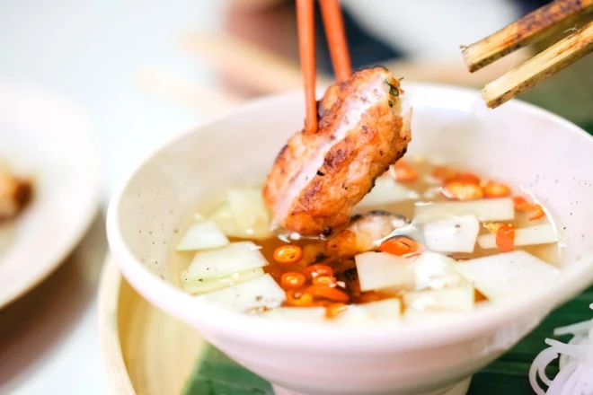 Quán bún chả gia truyền ở hà nội ngày bán 300 suất hút khách bởi cách làm kỳ công cho vị siêu cuốn - 3