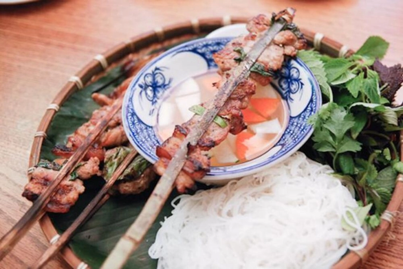 Quán bún chả gia truyền ở hà nội ngày bán 300 suất hút khách bởi cách làm kỳ công cho vị siêu cuốn - 4