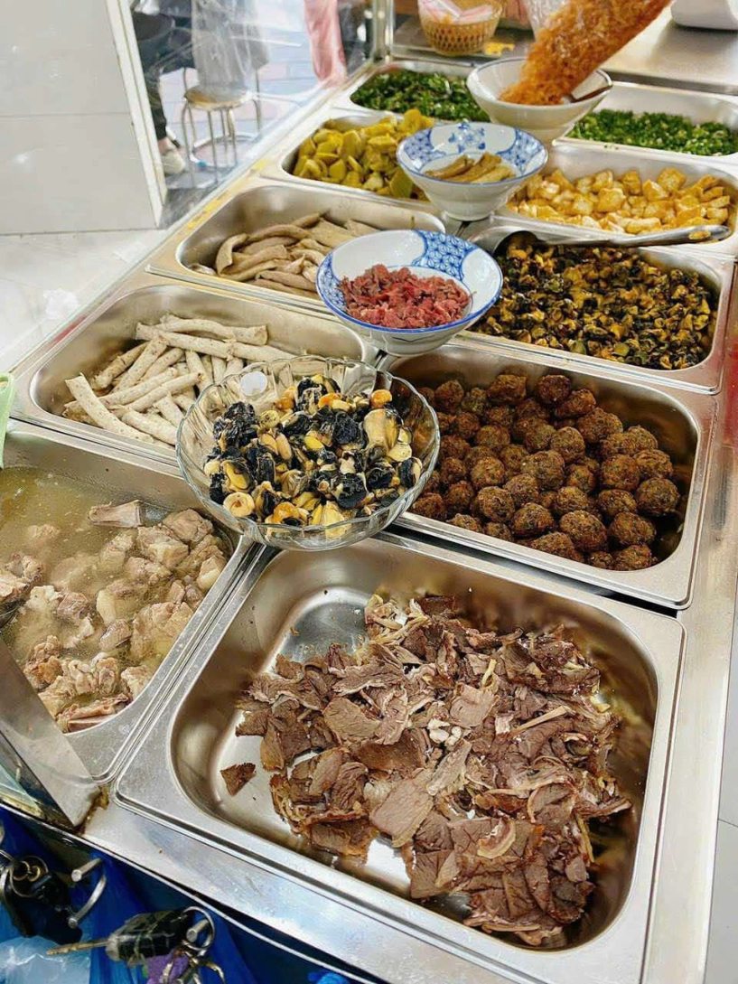 Quán bún ruột của thủ môn đình triệu hút khách cô chủ bán 300 suất mỗi ngày - 4