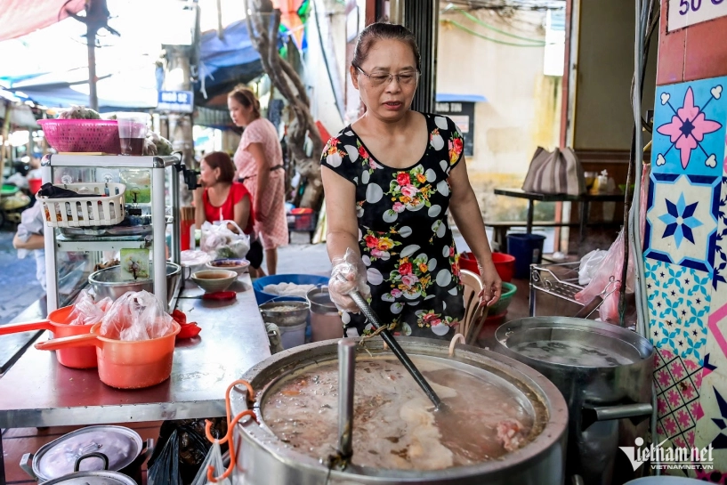 Quán bún sung 40 năm ở nam định chỉ 10 nghìnbát hết veo cả tạ bún mỗi ngày - 2