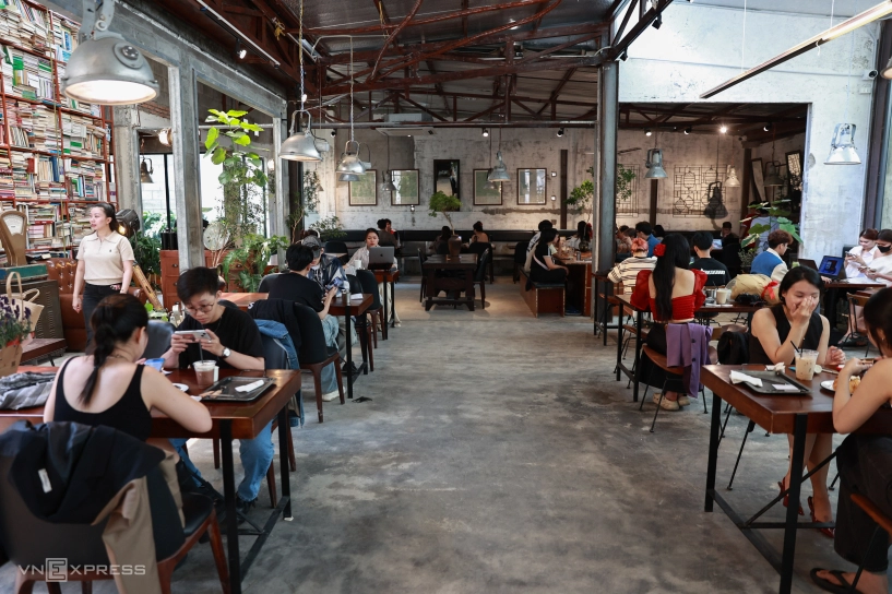 Quán cà phê có kệ sách khổng lồ ở tp hcm - 7