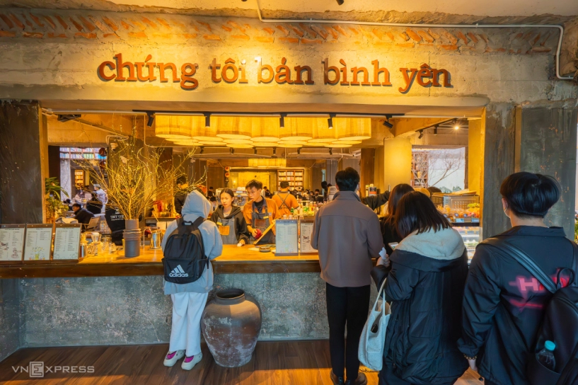 Quán cà phê trang trí ba tấn sách ở hà nội - 8