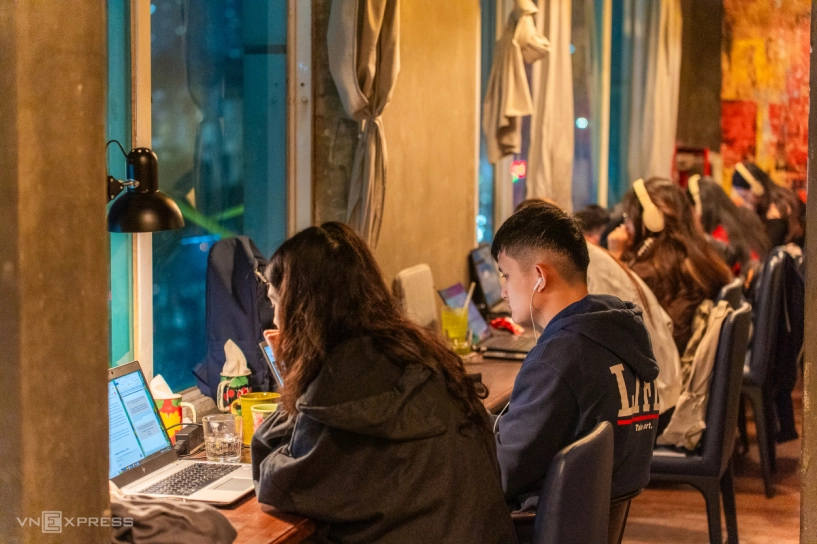 Quán cà phê trang trí ba tấn sách ở hà nội - 9