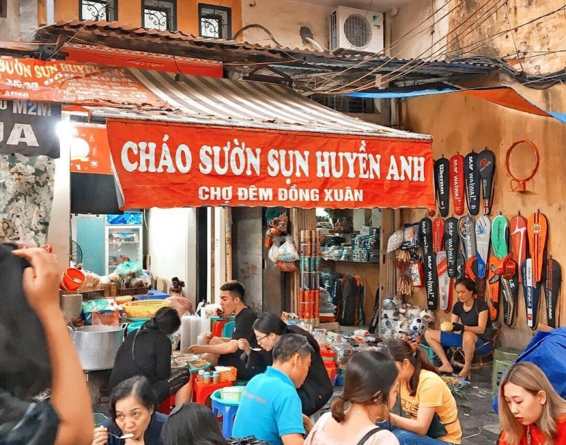 Quán cháo sườn đắt nhất hà nội khách xếp hàng để được ngồi vỉa hè ăn cháo đông hay hè vẫn bán 500 bátngày - 1