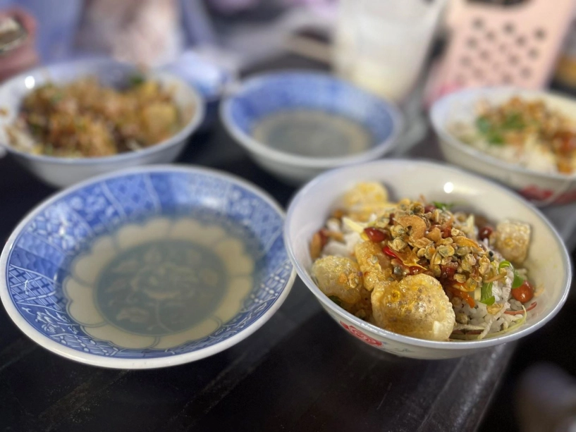 Quán cơm hến bình dân chuẩn vị huế khách nườm nượp từ sáng đến tối vừa ăn vừa xem bà chủ chế biến - 1