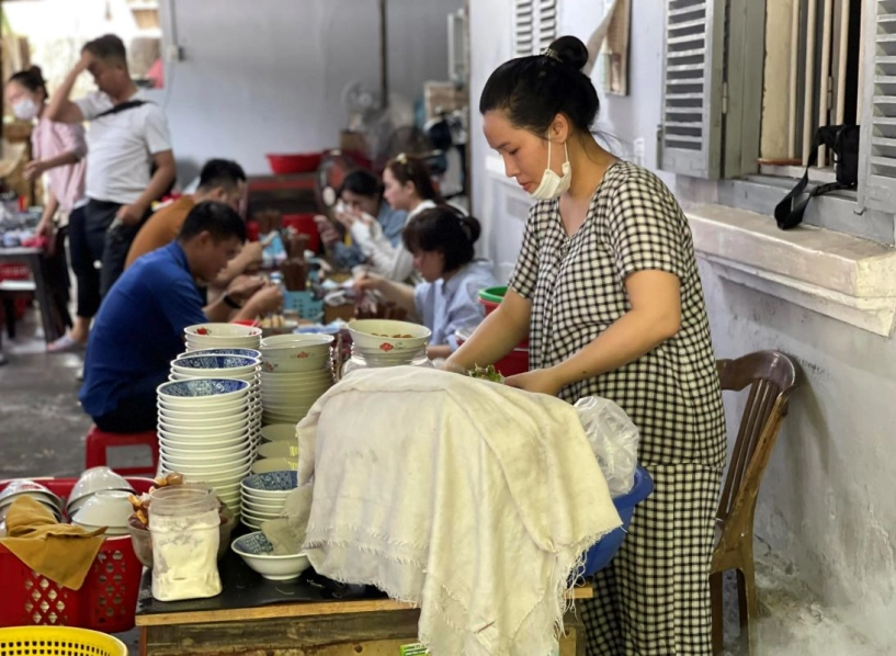 Quán cơm hến bình dân chuẩn vị huế khách nườm nượp từ sáng đến tối vừa ăn vừa xem bà chủ chế biến - 2