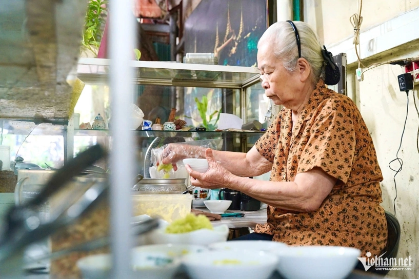 Quán kem xôi chè thái 40 năm đông khách của cụ bà u90 ở hà nội - 1