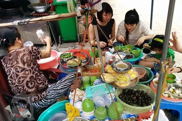 Quán ốc đặc biệt nhất hà nội hơn 20 năm khách gọi món bằng tay muốn có chỗ ngồi phải xếp hàng đứng chờ - 3