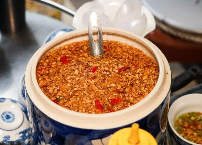 Quán ốc đặc biệt nhất hà nội hơn 20 năm khách gọi món bằng tay muốn có chỗ ngồi phải xếp hàng đứng chờ - 4