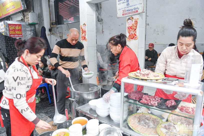 Quán phở 3 đời ở hà nội bán vài giờ mỗi sáng khách đến muộn tiếc nuối ra về - 2