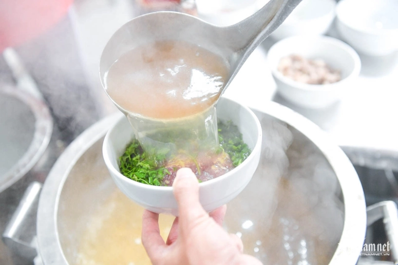 Quán phở 3 đời ở hà nội bán vài giờ mỗi sáng khách đến muộn tiếc nuối ra về - 3