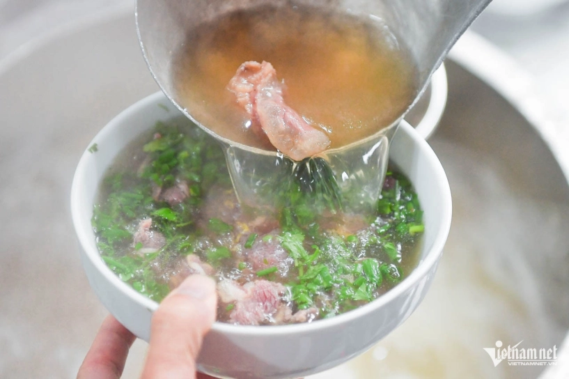 Quán phở 3 đời ở hà nội bán vài giờ mỗi sáng khách đến muộn tiếc nuối ra về - 4