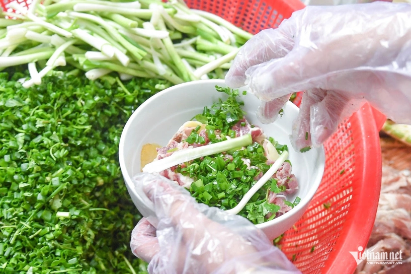 Quán phở 3 đời ở hà nội bán vài giờ mỗi sáng khách đến muộn tiếc nuối ra về - 6