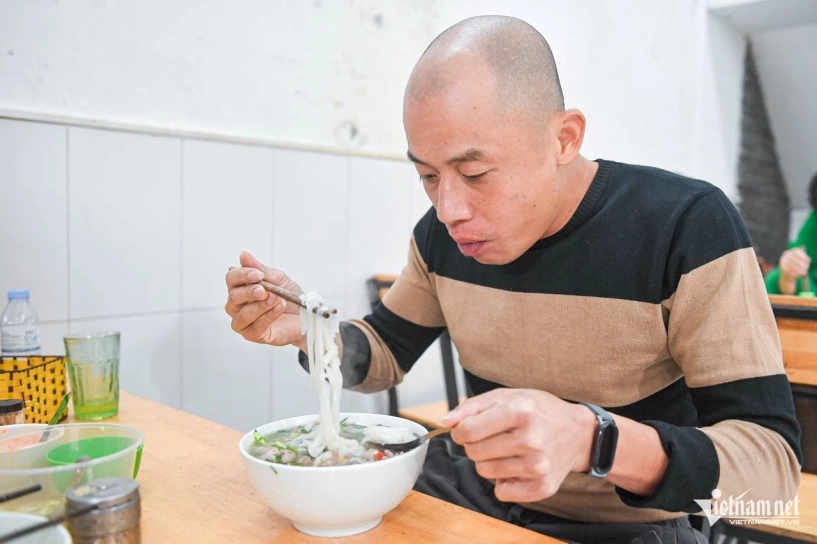 Quán phở 3 đời ở hà nội bán vài giờ mỗi sáng khách đến muộn tiếc nuối ra về - 9