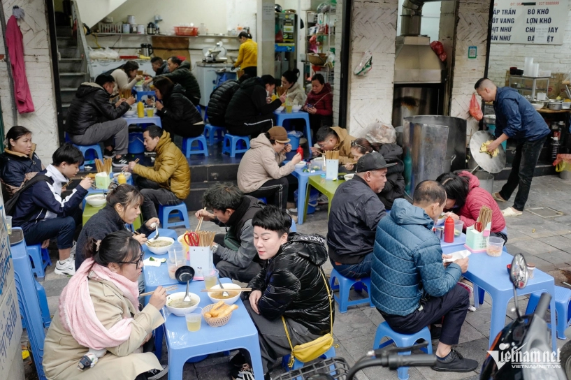 Quán phở ở hà nội có món tái lăn bốc lửa khách ngồi kín trong nhà ngoài cửa - 1