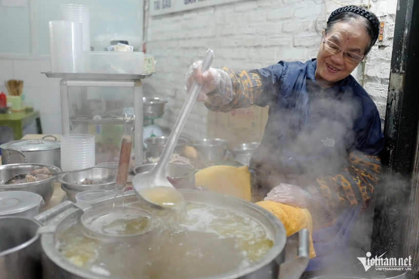 Quán phở ở hà nội có món tái lăn bốc lửa khách ngồi kín trong nhà ngoài cửa - 2