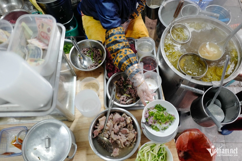 Quán phở ở hà nội có món tái lăn bốc lửa khách ngồi kín trong nhà ngoài cửa - 3
