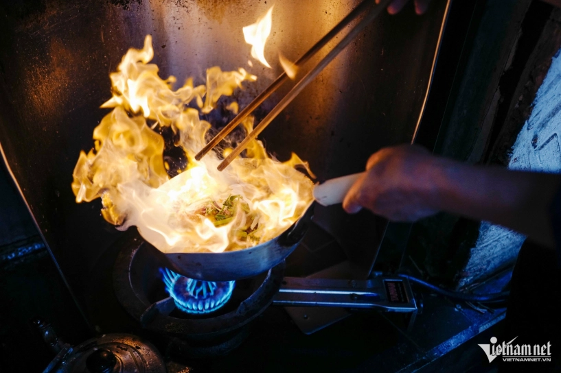 Quán phở ở hà nội có món tái lăn bốc lửa khách ngồi kín trong nhà ngoài cửa - 4