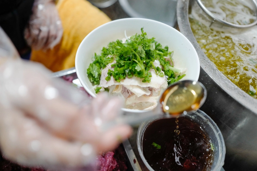 Quán phở ở hà nội có món tái lăn bốc lửa khách ngồi kín trong nhà ngoài cửa - 6