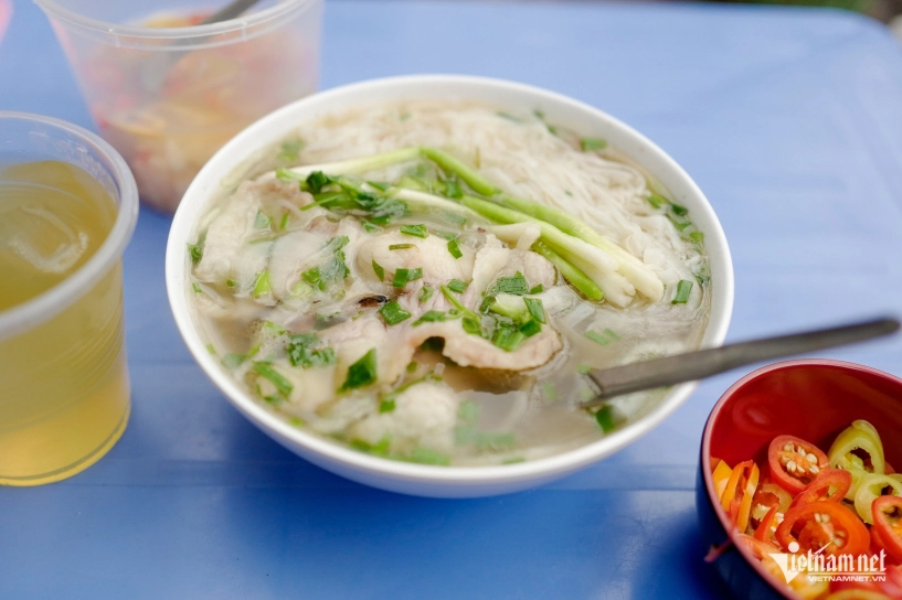 Quán phở ở hà nội có món tái lăn bốc lửa khách ngồi kín trong nhà ngoài cửa - 7
