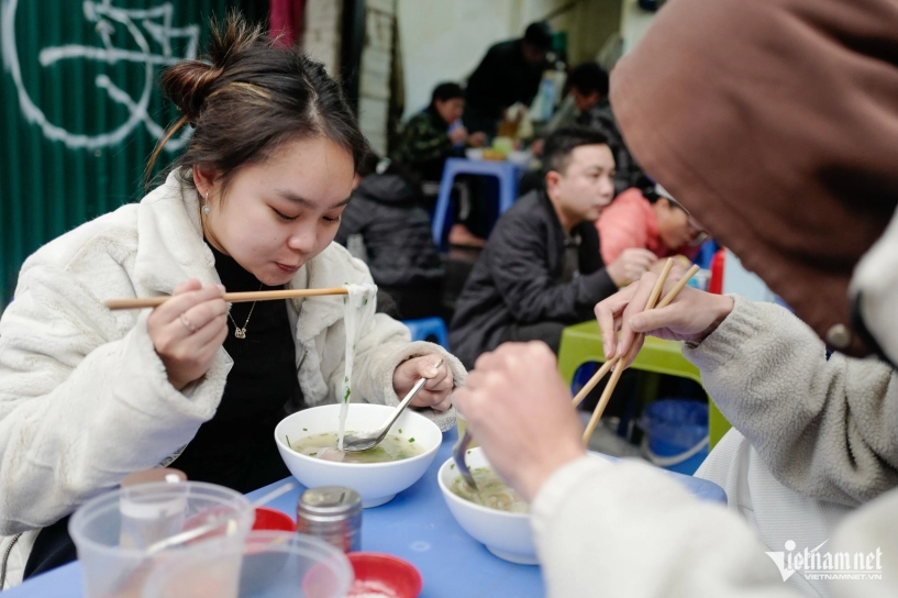 Quán phở ở hà nội có món tái lăn bốc lửa khách ngồi kín trong nhà ngoài cửa - 8