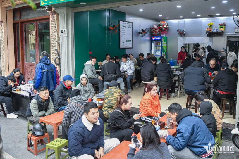 Quán phở ở hà nội kín thực khách cô chủ 24 tuổi từng thái thịt tới chai tay - 1