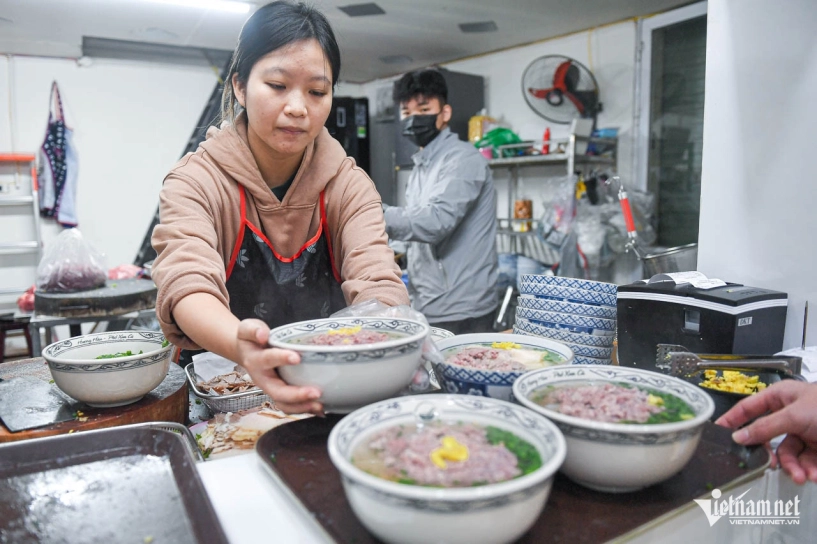 Quán phở ở hà nội kín thực khách cô chủ 24 tuổi từng thái thịt tới chai tay - 3