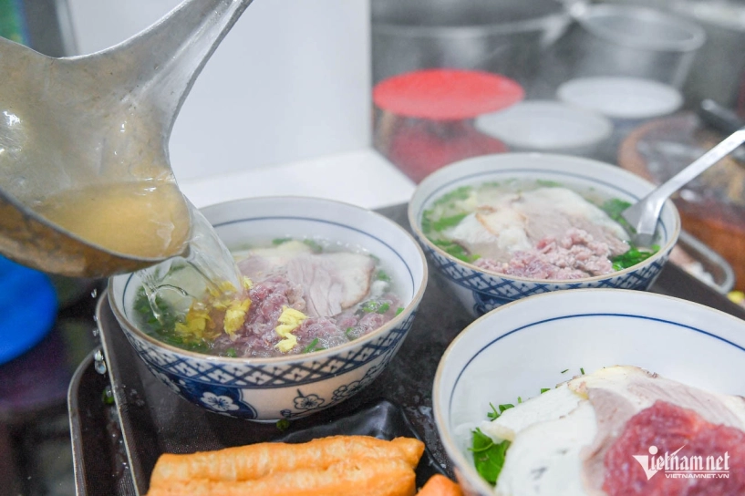 Quán phở ở hà nội kín thực khách cô chủ 24 tuổi từng thái thịt tới chai tay - 4