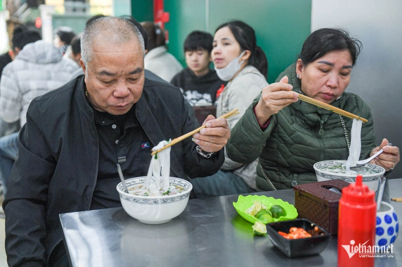 Quán phở ở hà nội kín thực khách cô chủ 24 tuổi từng thái thịt tới chai tay - 9