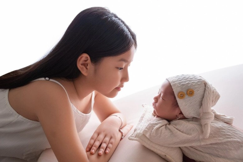 Quang minh cùng vợ mới bế con trai 1 tháng tuổi đi lễ chùa u70 đứng cạnh bà xã 28 tuổi vẫn xứng đôi - 10