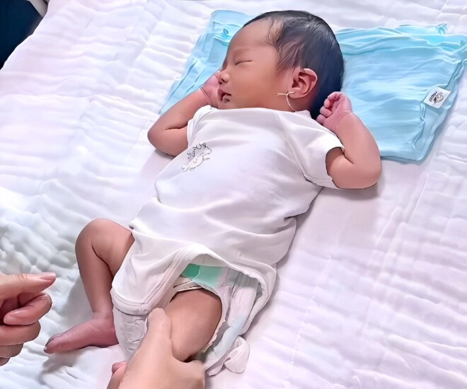 Quang minh xỏ khuyên tai cho quý tử 6 ngày tuổi vợ trẻ khoe cảnh con riêng bế em trai nửa huyết thống - 1