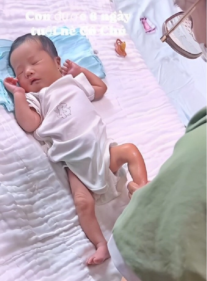 Quang minh xỏ khuyên tai cho quý tử 6 ngày tuổi vợ trẻ khoe cảnh con riêng bế em trai nửa huyết thống - 2