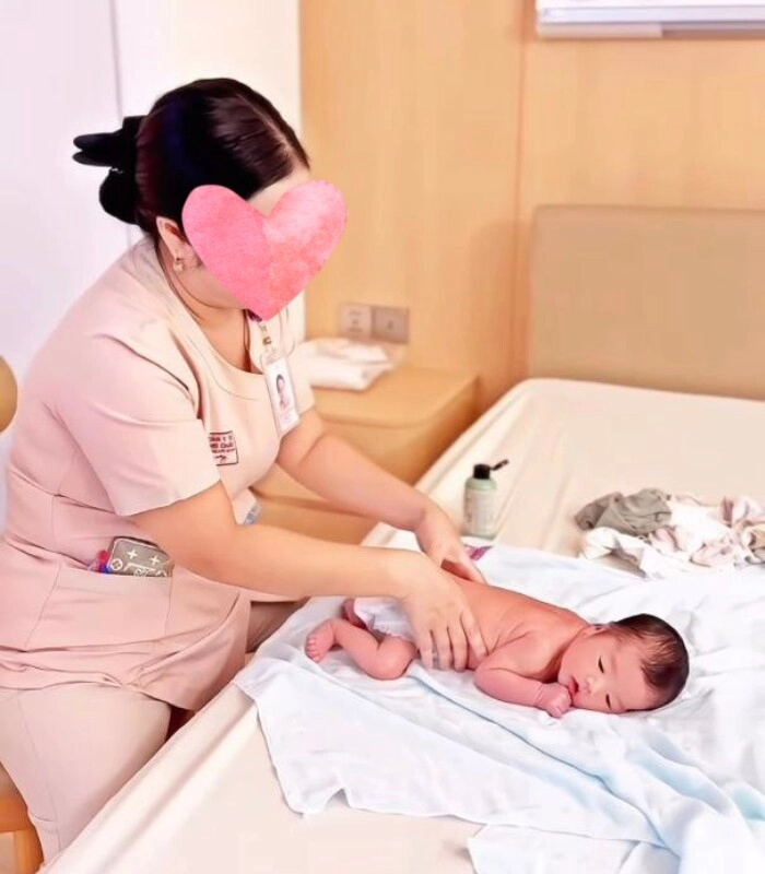 Quang minh xỏ khuyên tai cho quý tử 6 ngày tuổi vợ trẻ khoe cảnh con riêng bế em trai nửa huyết thống - 5