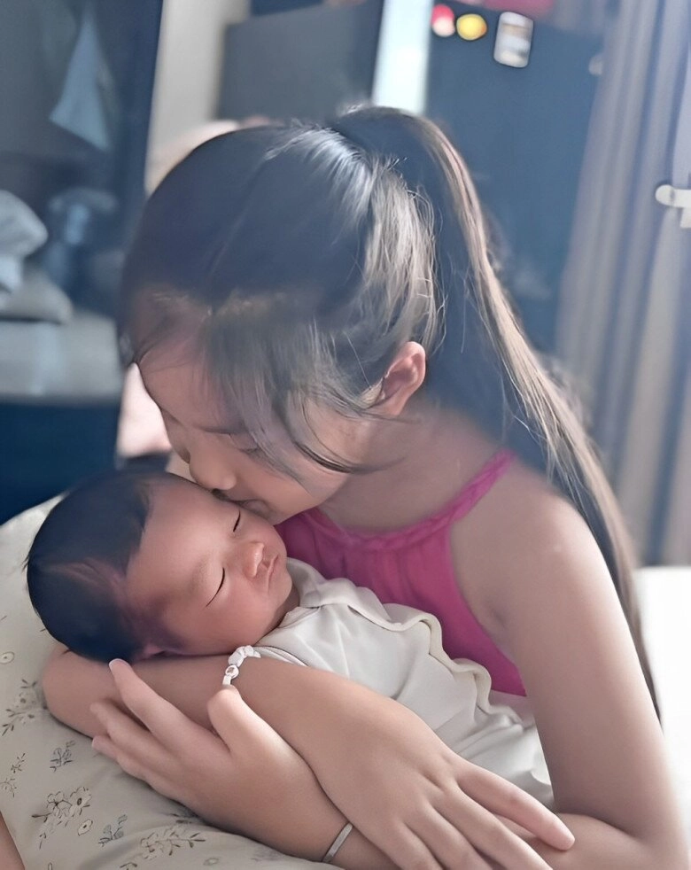 Quang minh xỏ khuyên tai cho quý tử 6 ngày tuổi vợ trẻ khoe cảnh con riêng bế em trai nửa huyết thống - 7